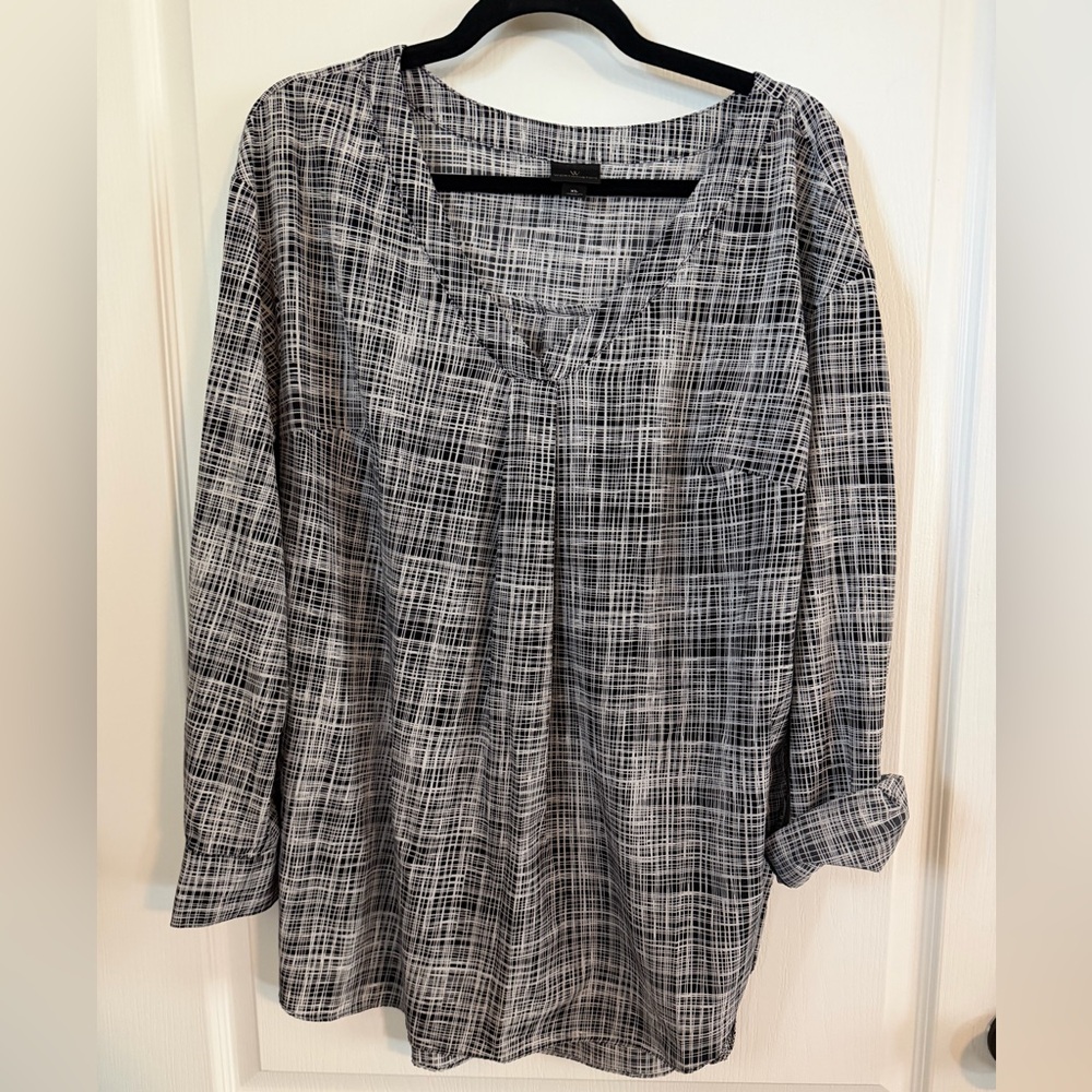 2/$30 Worthington V Neck Roll Up Sleeves Blouse. Size XL